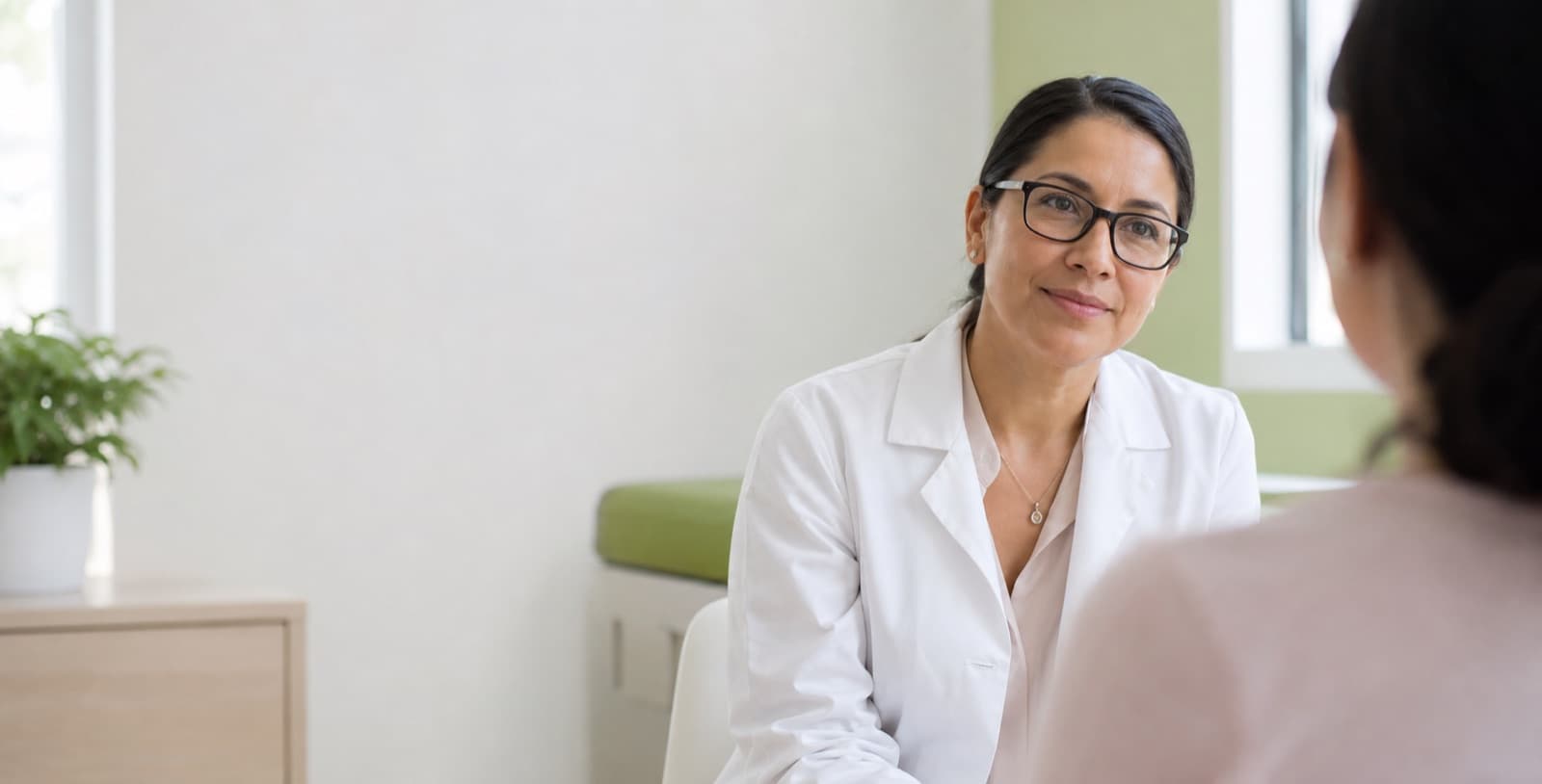 Médica atendiendo a una paciente en su consultorio